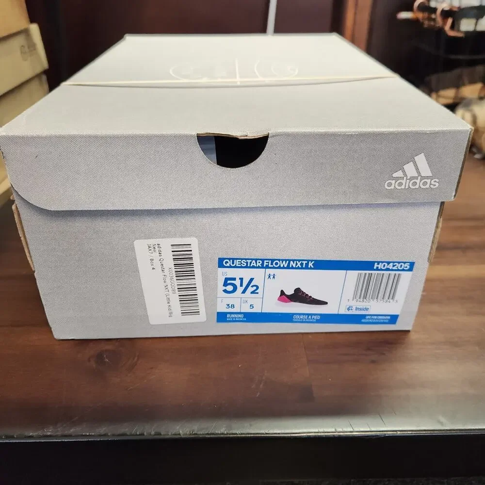 adidas Questar Flow NXT )  5.5 big Kid M